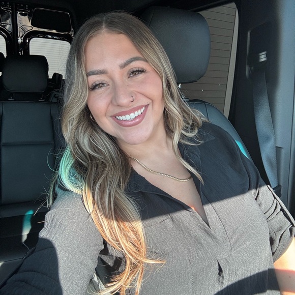 Meet your Posher, Alyssa - Picture 9 of 10